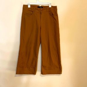 Wide leg cropped pants.